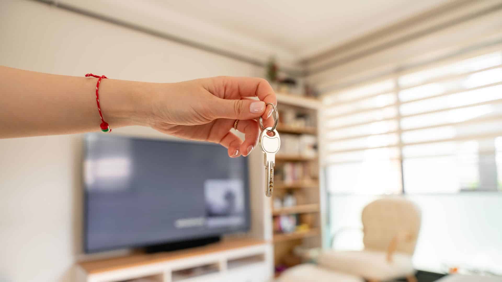 holding key in hybrid home
